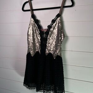 Gimmicks by BKE med very pretty sequin top.  A168